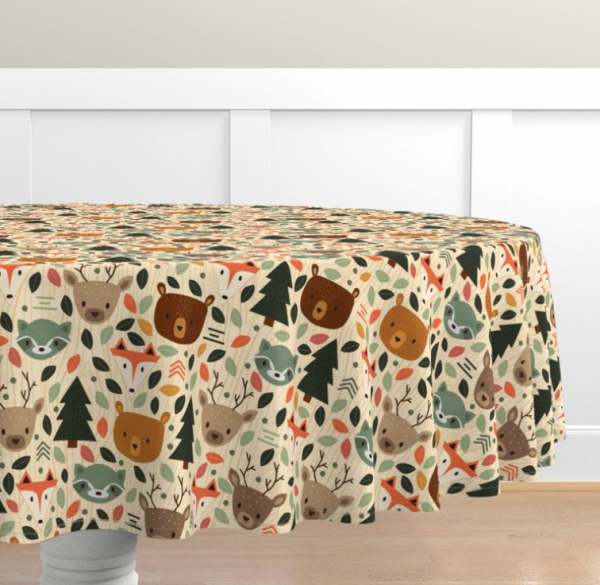 Meja dengan gambar pohon dan hewan-hewan lucu